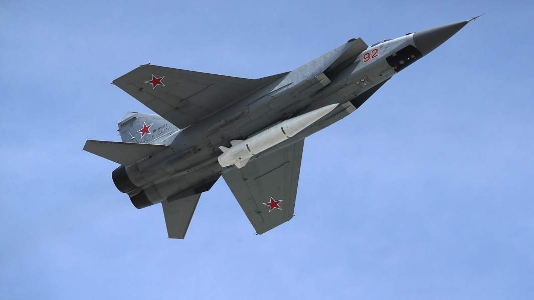 Многоцелевой истребитель МиГ-31 с гиперзвуковой ракетой «Кинжал»
