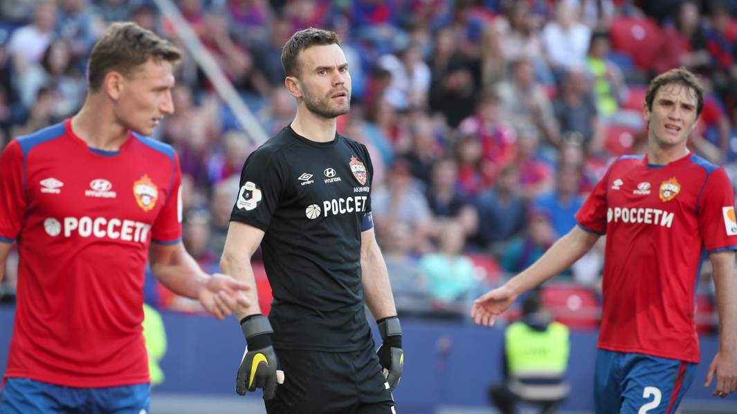 Игороки ЦСКА Федор Чалов, Игорь Акинфеев и Марио Фернандес в матче чемпионата России по футболу между ПФК ЦСКА и ФК «Ахмат» 