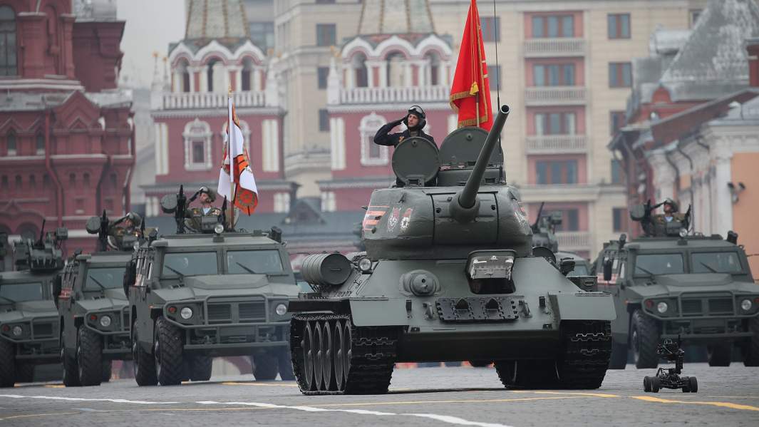 Танк Т-34 открыл механизированную часть парада Победы в Москве