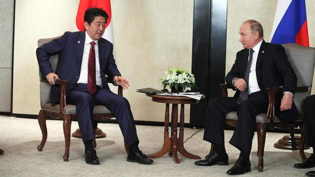 Встреча президента России Владимира Путина и японского премьера Синдзо Абэ в Сингапуре