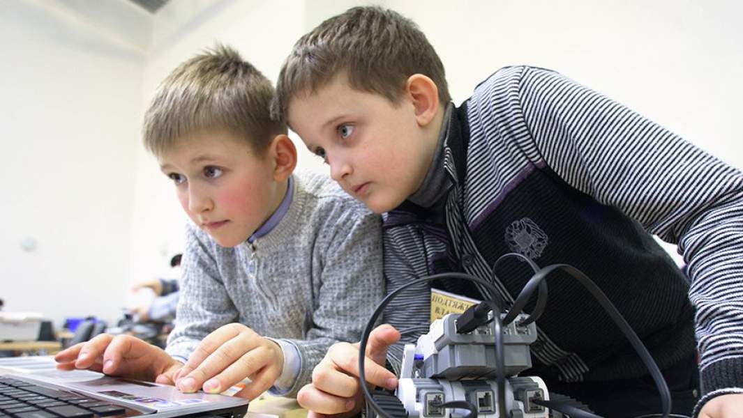 Учащиеся школ Калининградской области участвуют в олимпиаде по робототехнике среди школьников до 14 лет на базе комплекта «ЛЕГО Перворобот», которая проходит в средней школе поселка Большое Исаково в Калининградской области