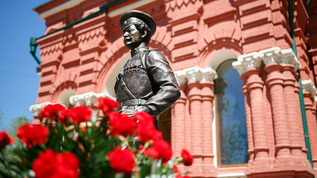 Памятник Герою Советского Союза Константину Недорубову возле здания Мемориально-исторического музея в Волгограде