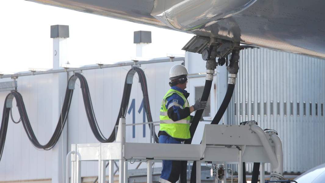 Заправка пассажирского самолета с помощью топливно-заправочного комплекса