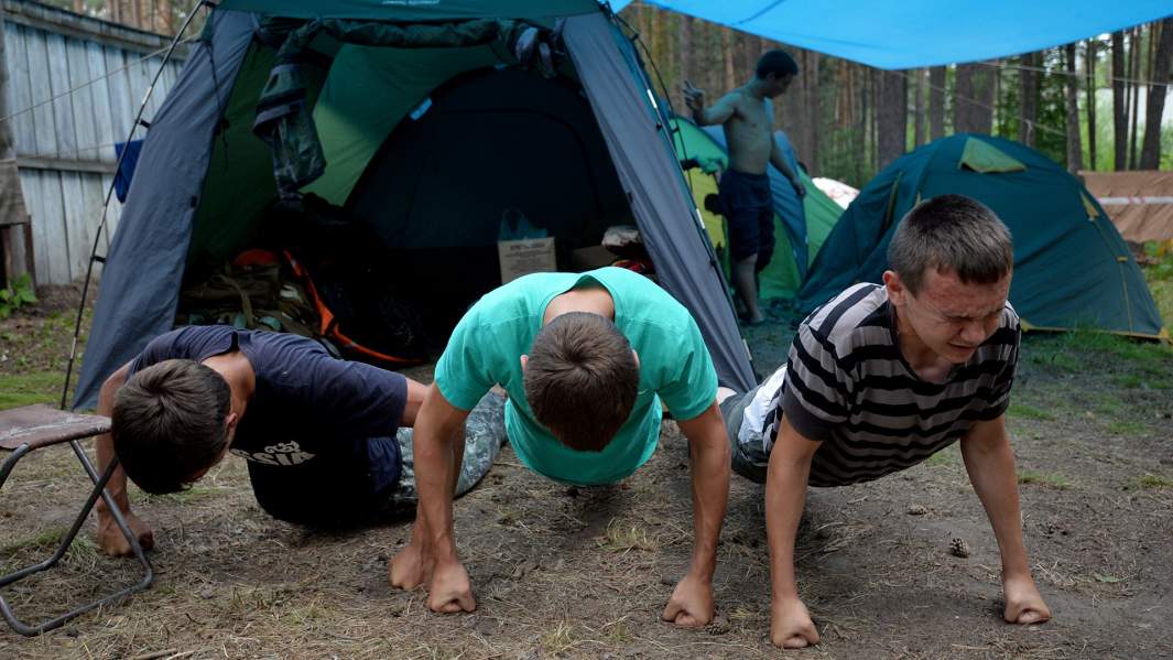 Дети в областном полевом лагере «Юный спасатель» на базе детского оздоровительного-образовательного центра имени Олега Кошевого в городе Бердске Новосибирской области
