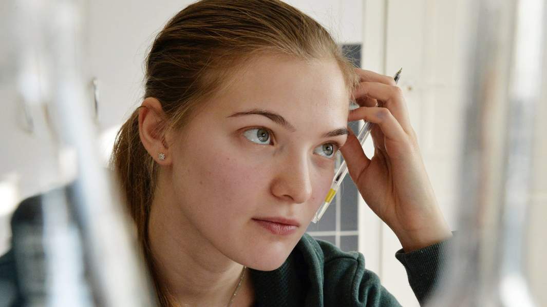 студентка на уроке химии 