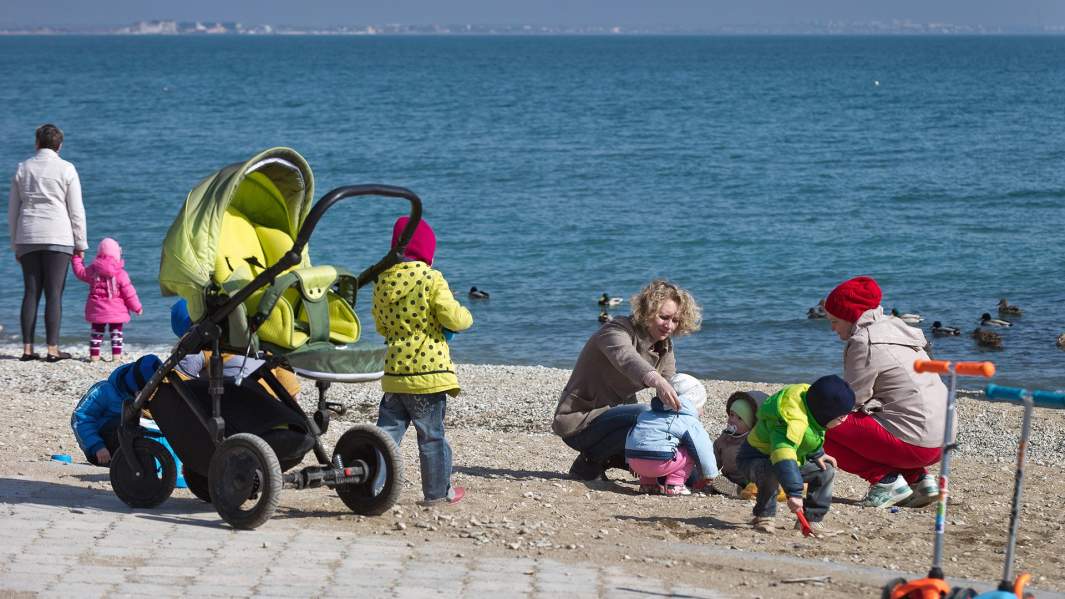 дети на набережной 