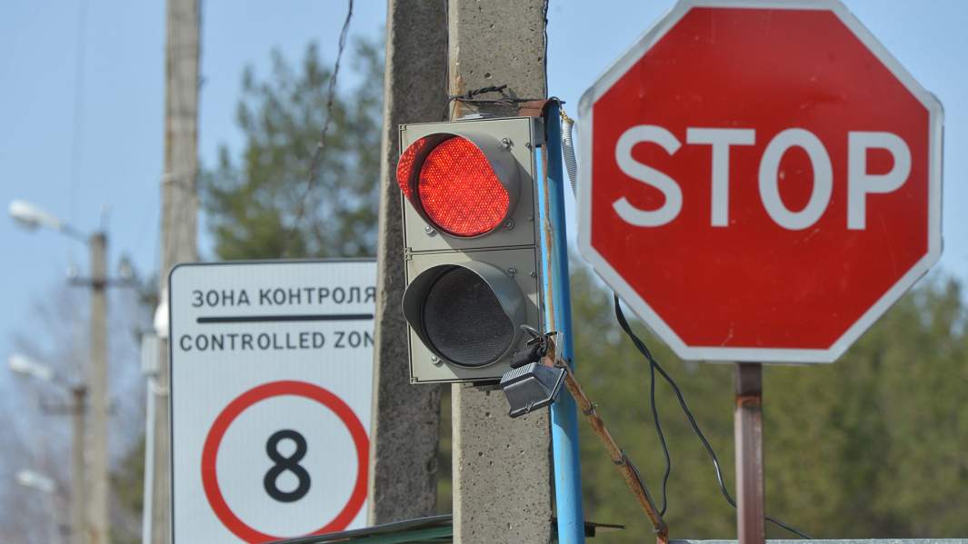 знак «Стоп» на границе 