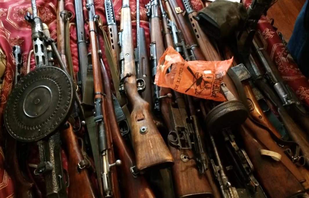 Оружие и боеприпасы, найденные в ходе обысков у членов преступной группы, занимавшейся незаконным оборотом оружия на территории РФ.