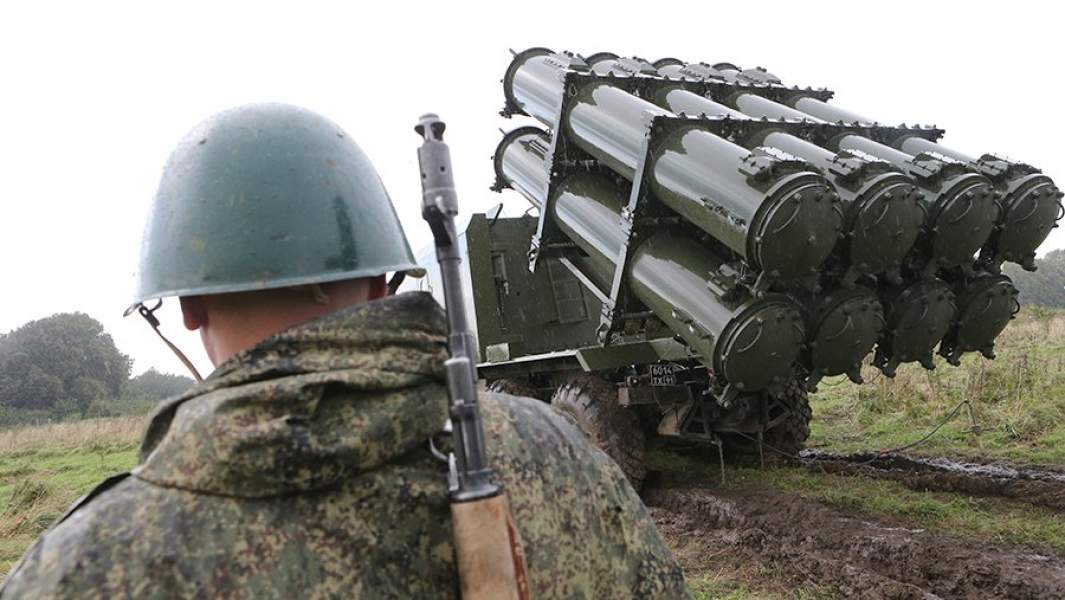 Военнослужащий у берегового ракетного комплекса «Бал» перед запуском противокарабельной крылатой ракеты в рамках совместных стратегических учений вооруженных сил России и Белоруссии на мысе Таран в Калининградской области