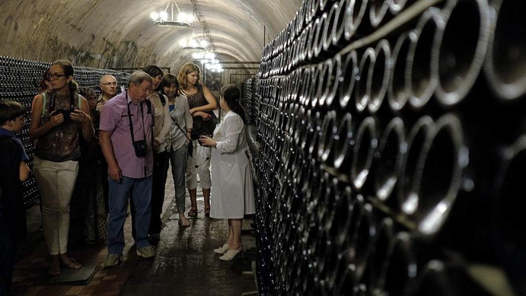 Посетители в центре винного туризма на территории Русского Винного Дома «Абрау-Дюрсо»
