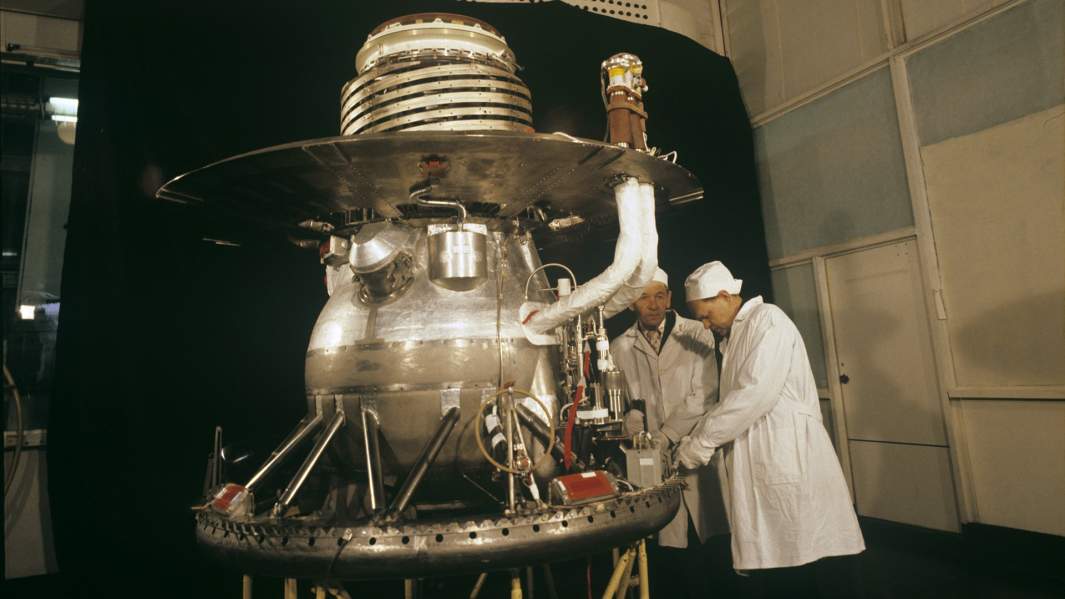 Спускаемый аппарат автоматической межпланетной станции (АМС) «Венера-13». Космодром Байконур, 1982 год