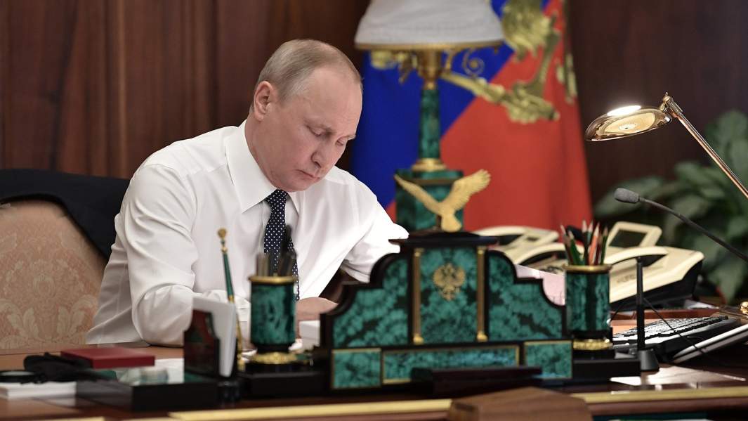 Владимир Путин в своем кабинете 