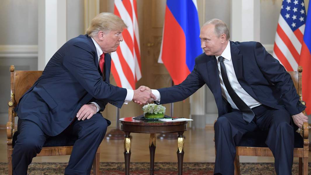 Президент РФ Владимир Путин и президент США Дональд Трамп (слева) во время встречи в президентском дворце в Хельсинки