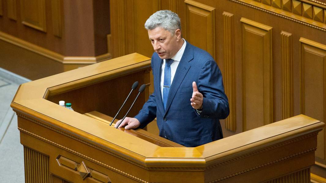 Депутат Юрий Бойко выступает на заседании Верховной рады Украины в Киеве