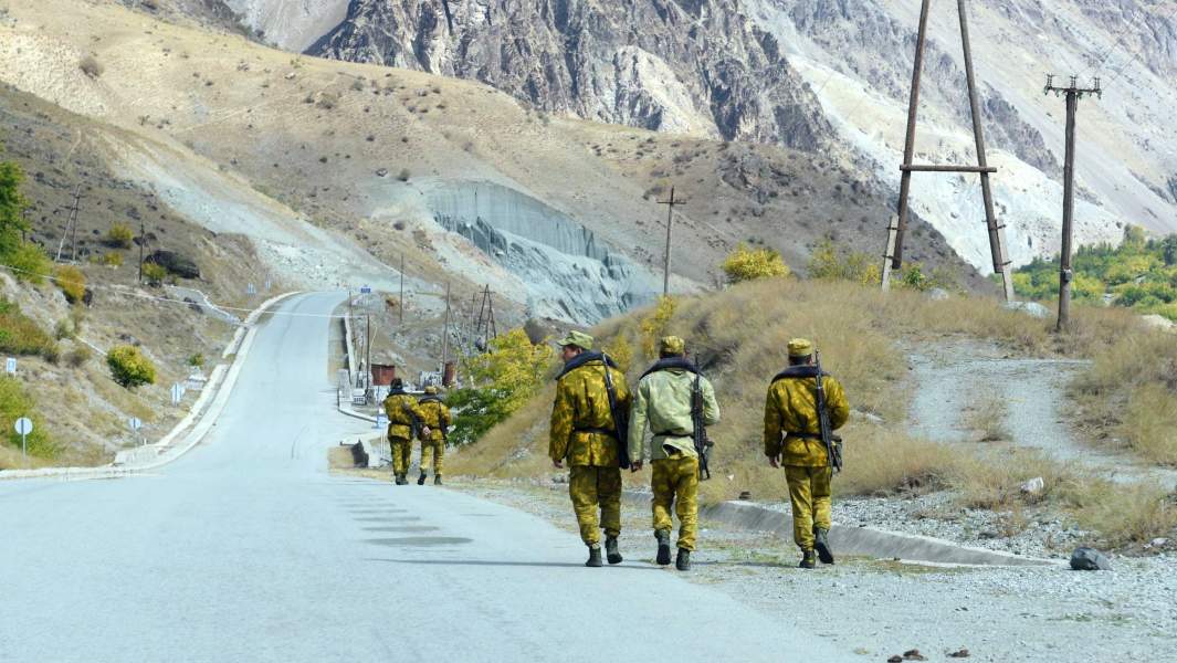 Пограничники на Таджикско-афганской границе.