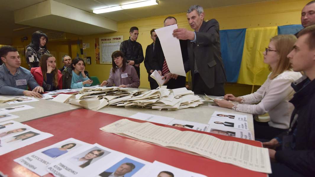 Подсчет бюллетеней на избирательных участках во Львове