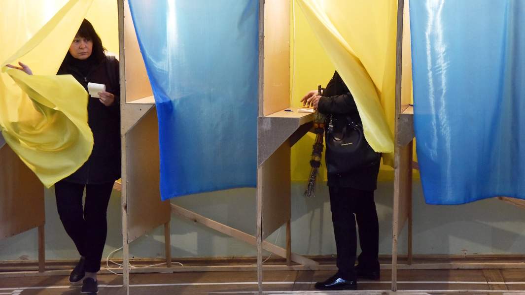 Жители Львова во время голосования на одном из избирательных участков города в день второго тура выборов президента Украины
