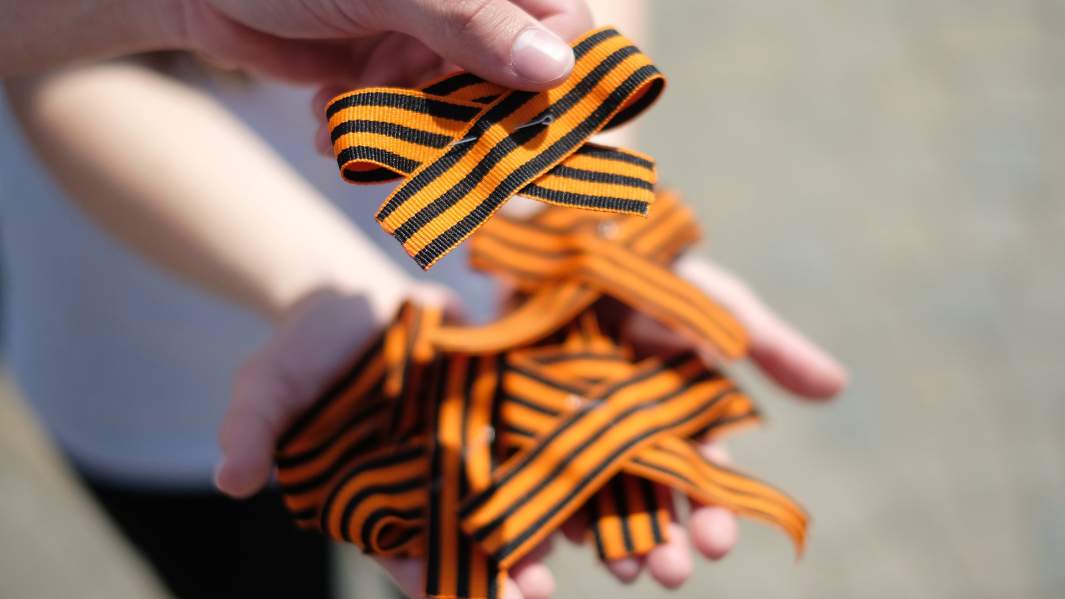 Волонтеры раздают георгиевские ленточки