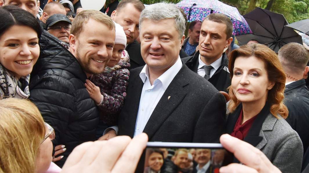 Экс-президент Украины Петр Порошенко фотографируется со своими сторонниками во Львовской области