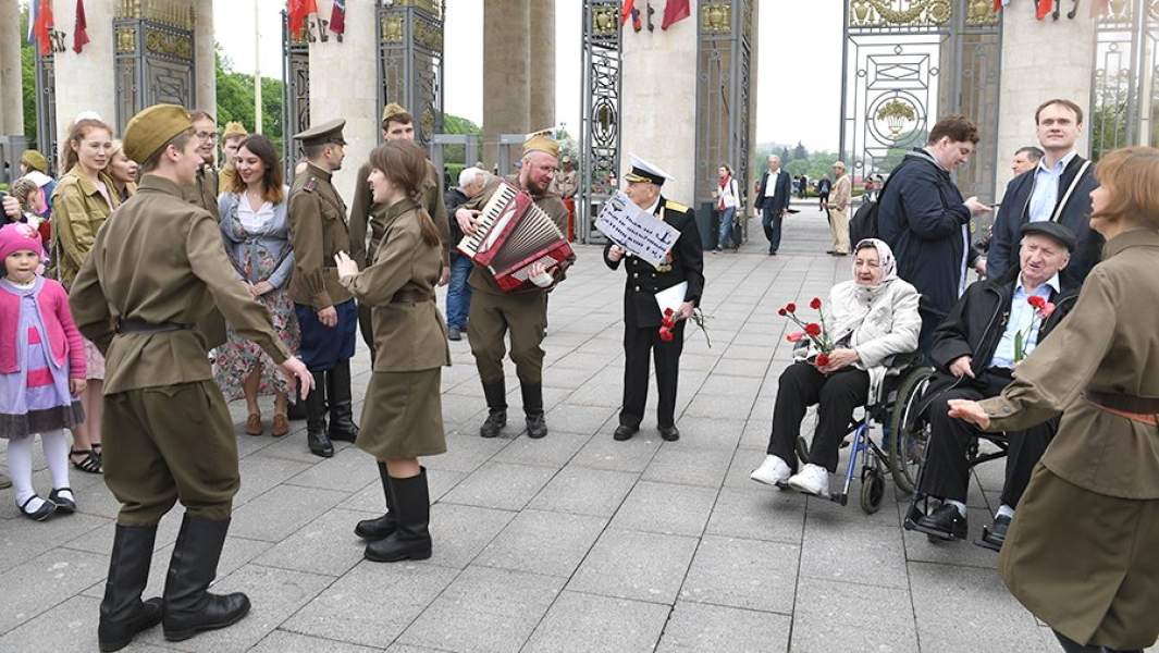 Во время празднования Дня Победы в Центральном парке культуры и отдыха имени М. Горького в Москве