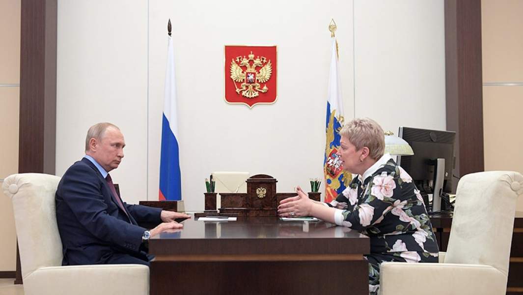 Президент РФ Владимир Путин и министр просвещения РФ Ольга Васильева во время встречи