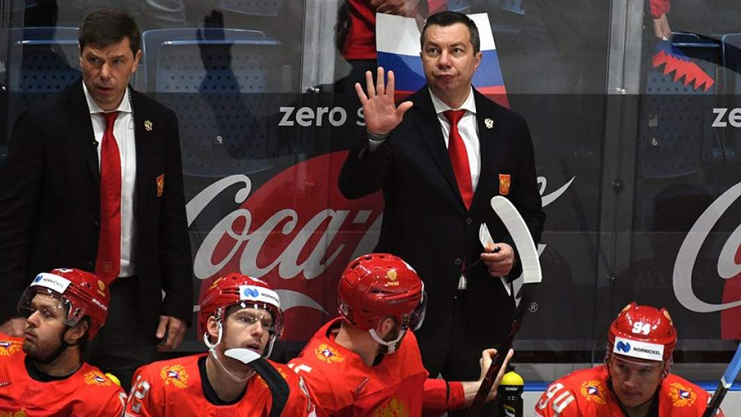 Главный тренер сборной России Илья Воробьев (в центре на втором плане) во время матча 1/4 финала чемпионата мира по хоккею между сборными командами России и США