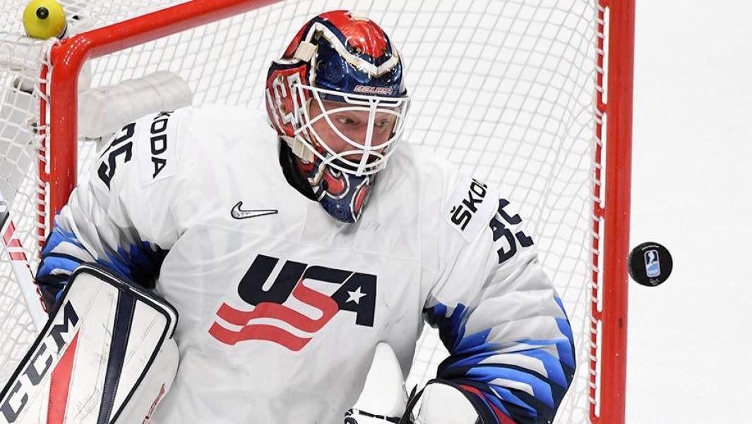 Вратарь сборной США Кори Шнайдер в матче 1/4 финала чемпионата мира по хоккею между сборными командами России и США