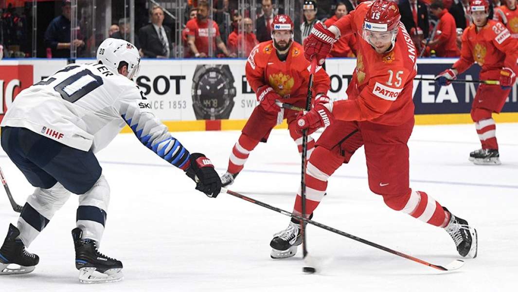 Игрок сборной США Райан Сутер и игрок сборной России Артём Анисимов в матче 1/4 финала чемпионата мира по хоккею между сборными командами России и США