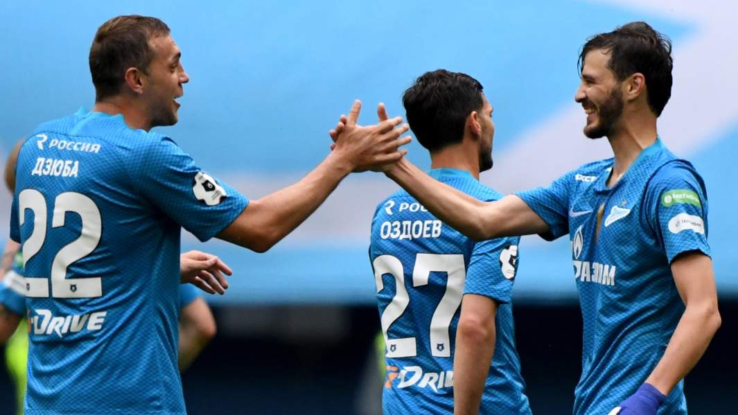 Игроки «Зенит» Артем Дзюба и автор гола Александр Ерохин (справа) радуются забитому мячу в матче 30-го тура чемпионата России по футболу