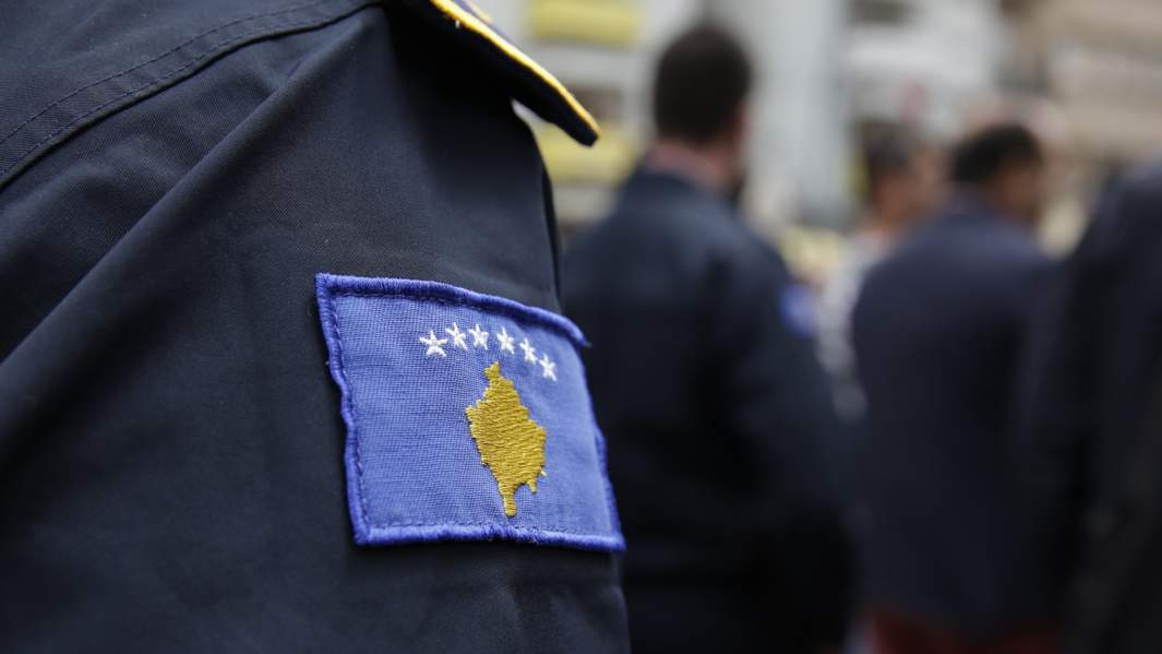 Нашивка с изображением герба самопровозглашенной Республики Косово на форме сотрудника полиции