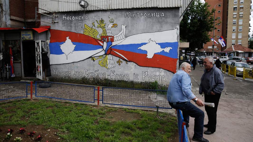 Граффити на стене дома в городе Косовска-Митровица