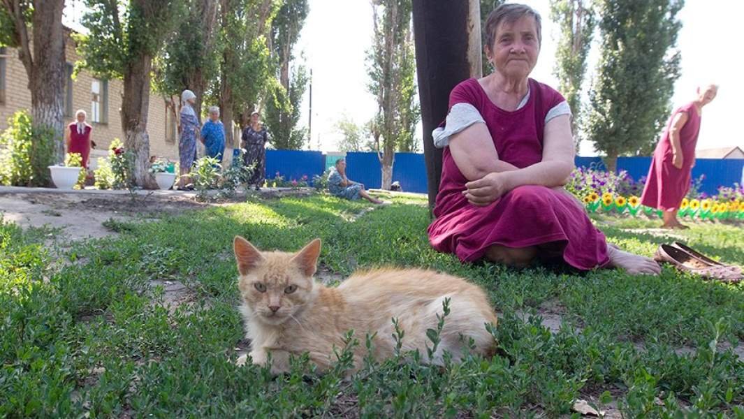 Пациенты на прогулке в Рождественском психоневрологическом интернате в Воронежской области