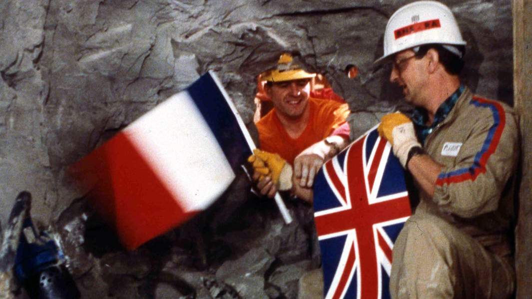 Французский инженер Филипп Козетт и его британский коллега Грэм Фэгг в момент встречи в тоннеле, 1990 год