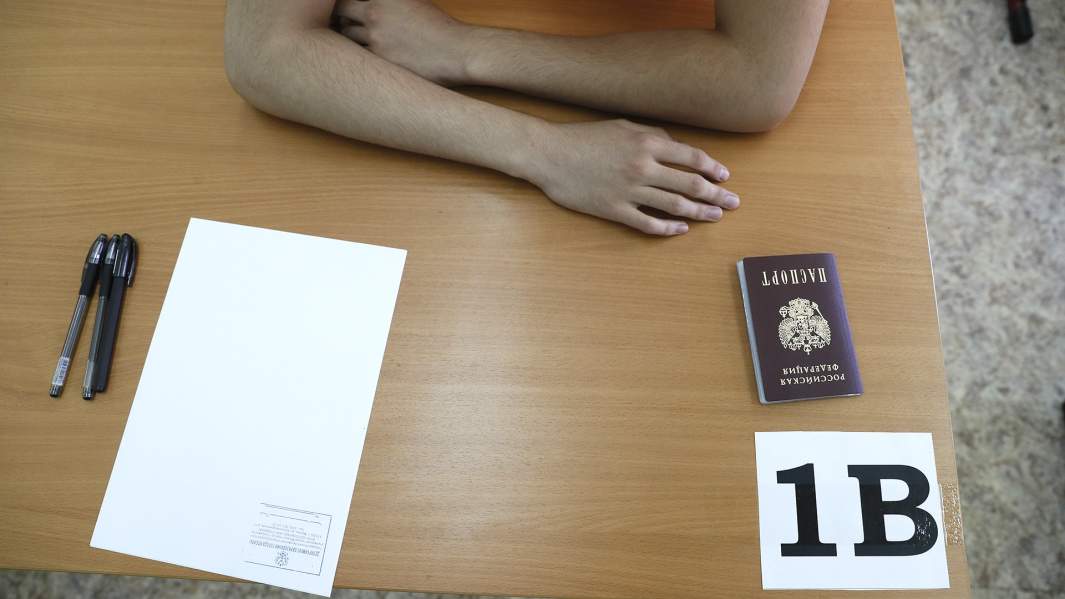 школьник сдает ЕГЭ