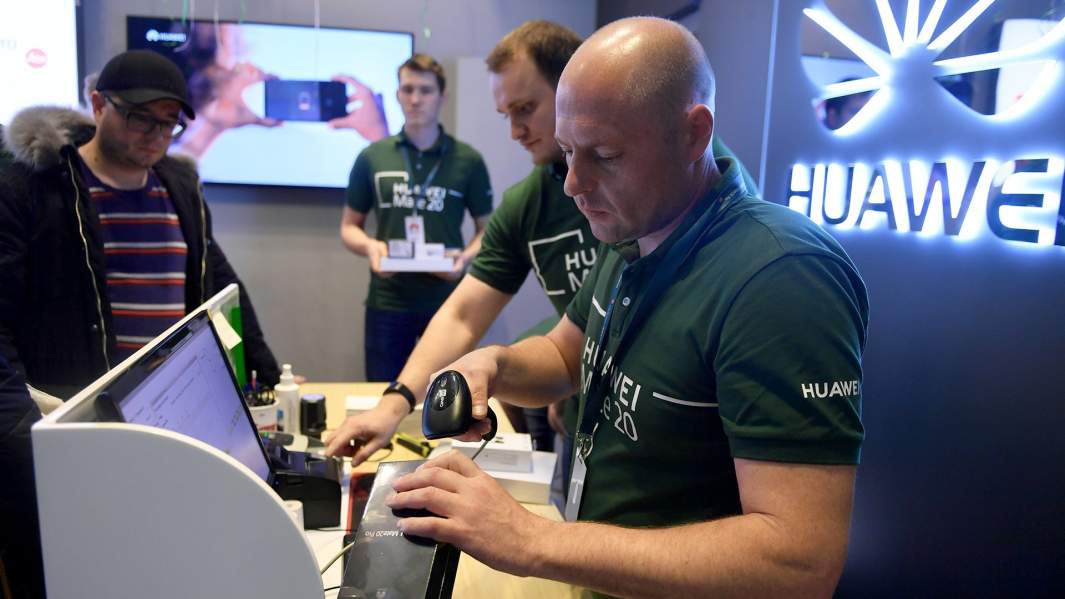 Продавцы-консультанты в фирменном магазине HUAWEI