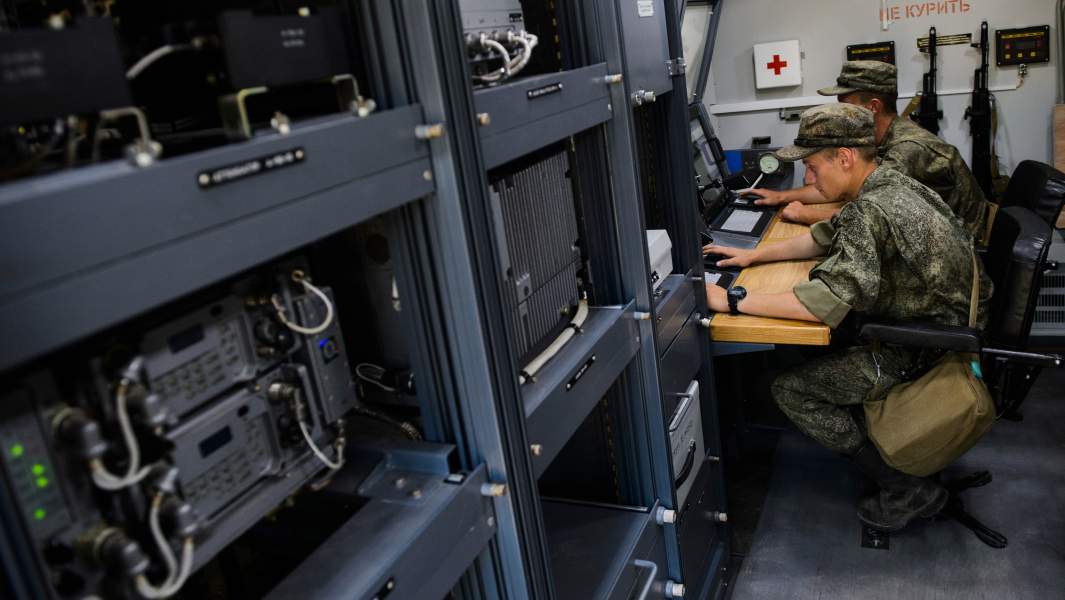 Военнослужащие в наземном многофункциональном модуле помех «Красуха-4»