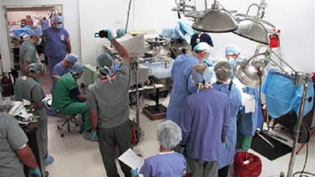 Операционная комната Alcor Life Extension Foundation, врачи проводят префузию во время подготовки к крионированию