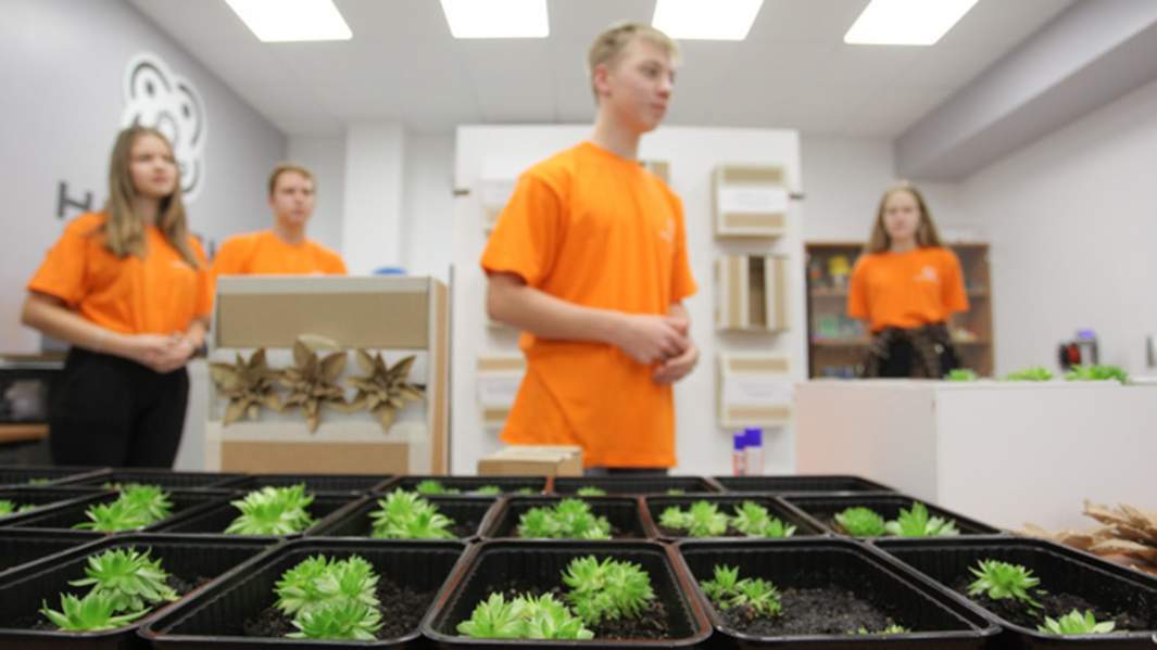 Ученики детского технопарка «Кванториум» на презентации модульной остановки общественного транспорта со встроенными мини-клумбами