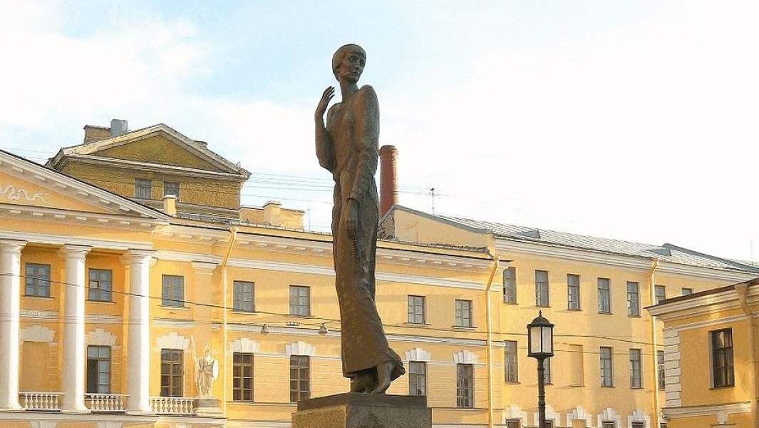Памятник Ахматовой около тюрьмы «Кресты»