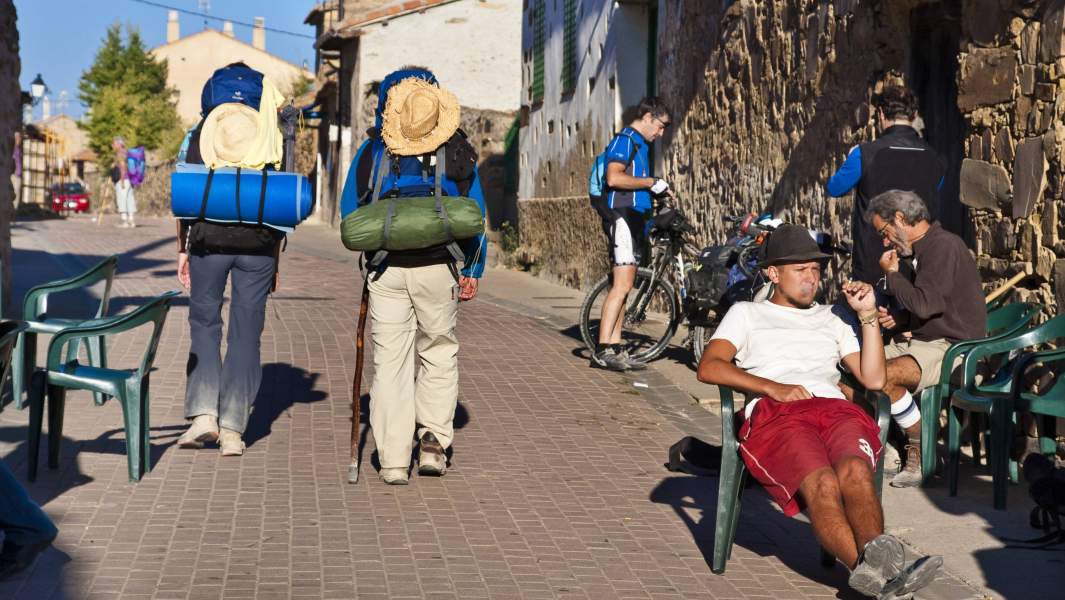 Путешественники недалеко от альберги Santa Catalina de Somoza, Испания