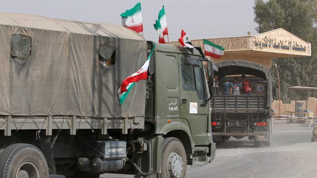 Иранские и сирийские флаги на грузовиках с гуманитарной помощью, направляющихся в Дейр-эз-Зор