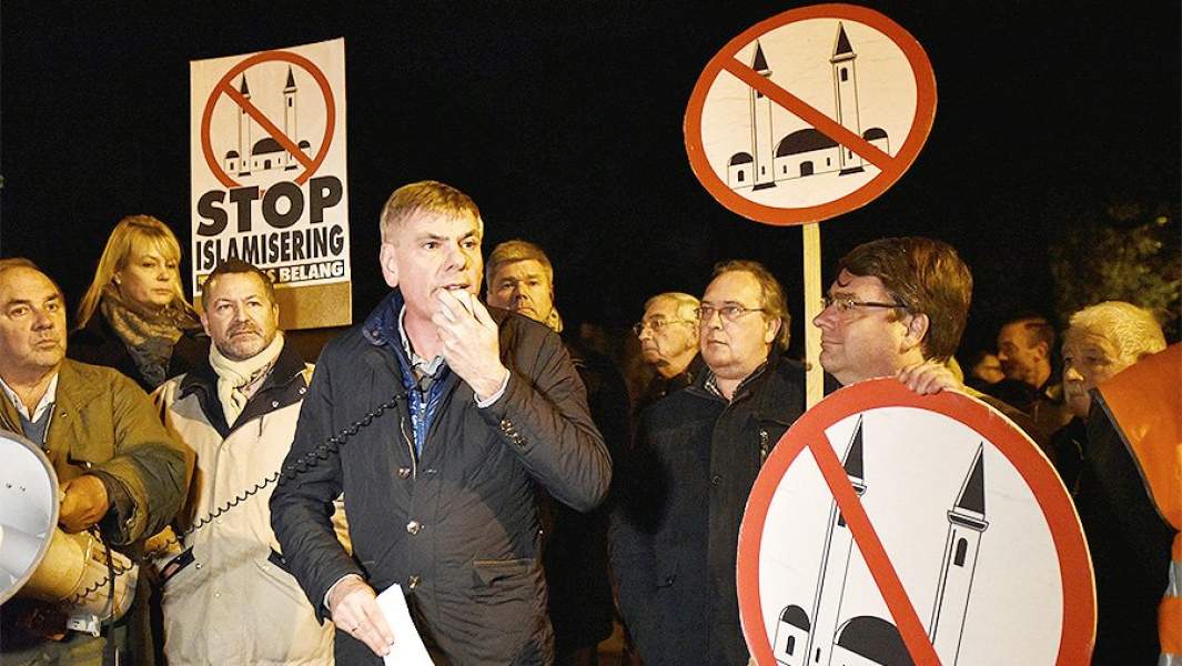 «Влаамс Беланг» еще за десятилетия до миграционного кризиса в Европе выступала против приезжих и активно боролась с приемом Турции в Евросоюз