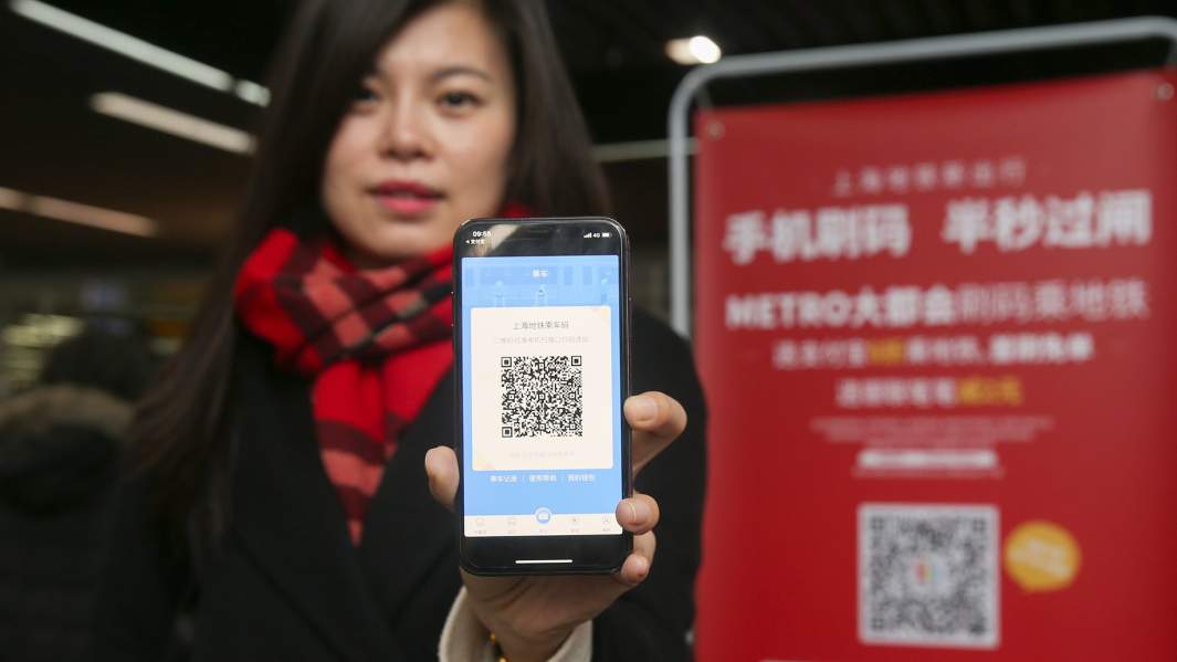 Шанхайское метро разрешило оплату проезда через QR-коды. Пассажиры могут оплачивать свои билеты через Alipay или China UnionPay, просто отсканировав QR-код на входе и выходе после загрузки мобильного приложения