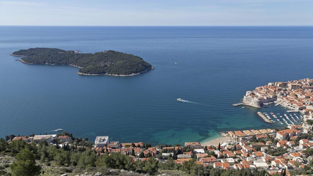 Вид на остров Локрум и старую гавань с горы