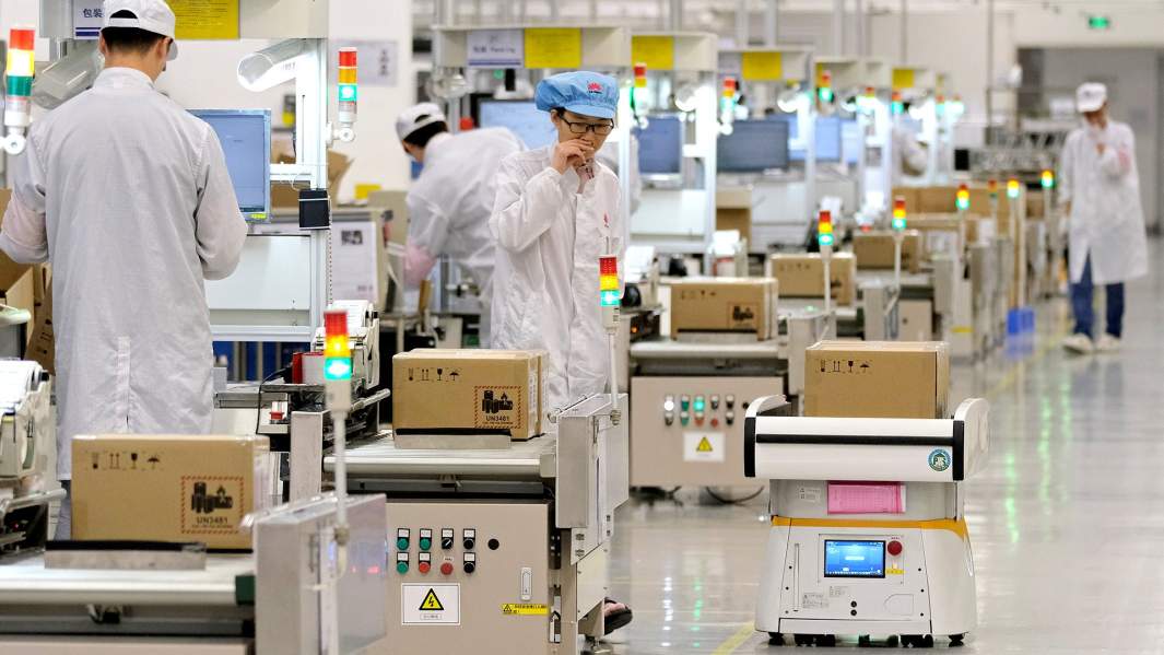 Сотрудники на линии по производству мобильных телефонов Huawei в Дунгуане, Китай