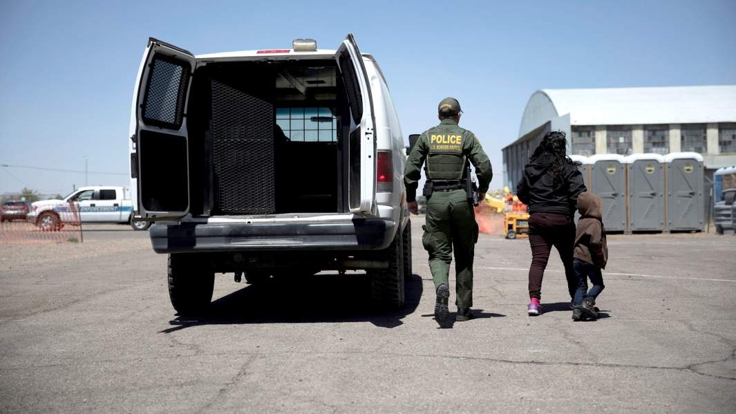 Пограничный патруль США переводит мигрантов в центр приема и приюта в Деминге, Нью-Мексико