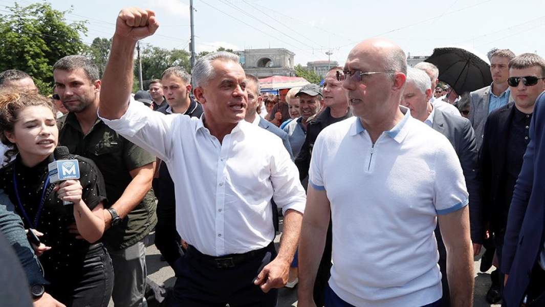 Лидер Демократической партии Молдавии Владимир Плахотнюк (слева) во время митинга сторонников партии, которые требуют проведения досрочных выборов парламента и отставки президента Игоря Додона, у здания правительства Молдавии в Кишеневе