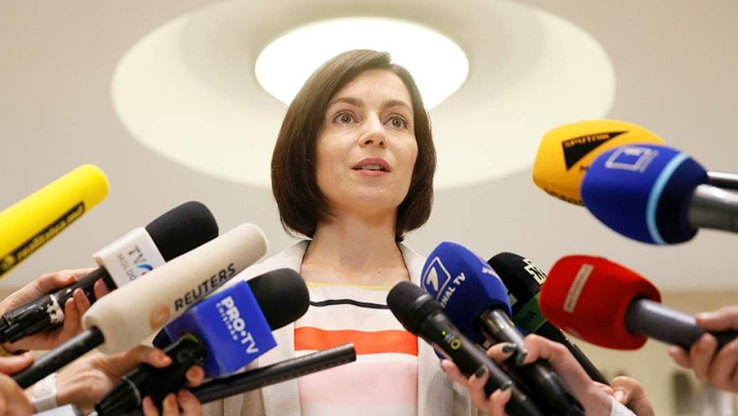 Премьер-министр Молдавии Майя Санду общается с журналистами после заседания кабинета министров в парламенте Молдавии