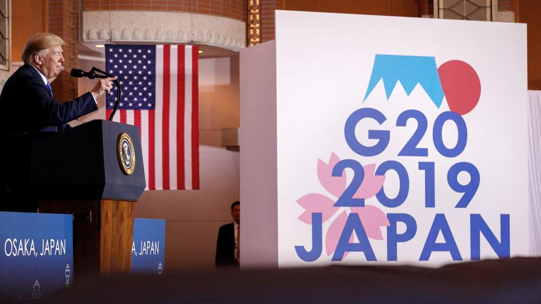 Президент США Дональд Трамп выступает на пресс-конференции в Осаке, Япония