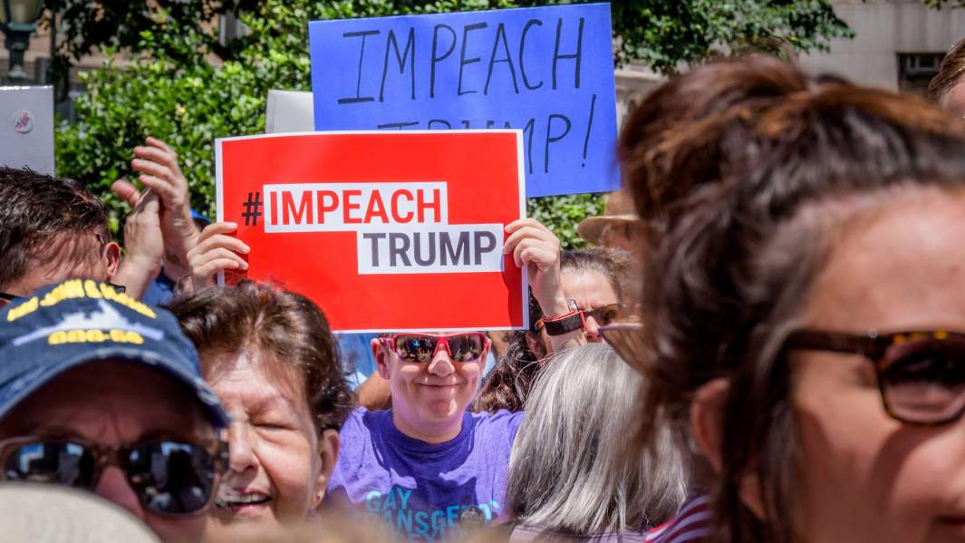 Митинг в поддержку импичмента президента США Дональда Трампа. Нью-Йорк, 15 июня 2019 года